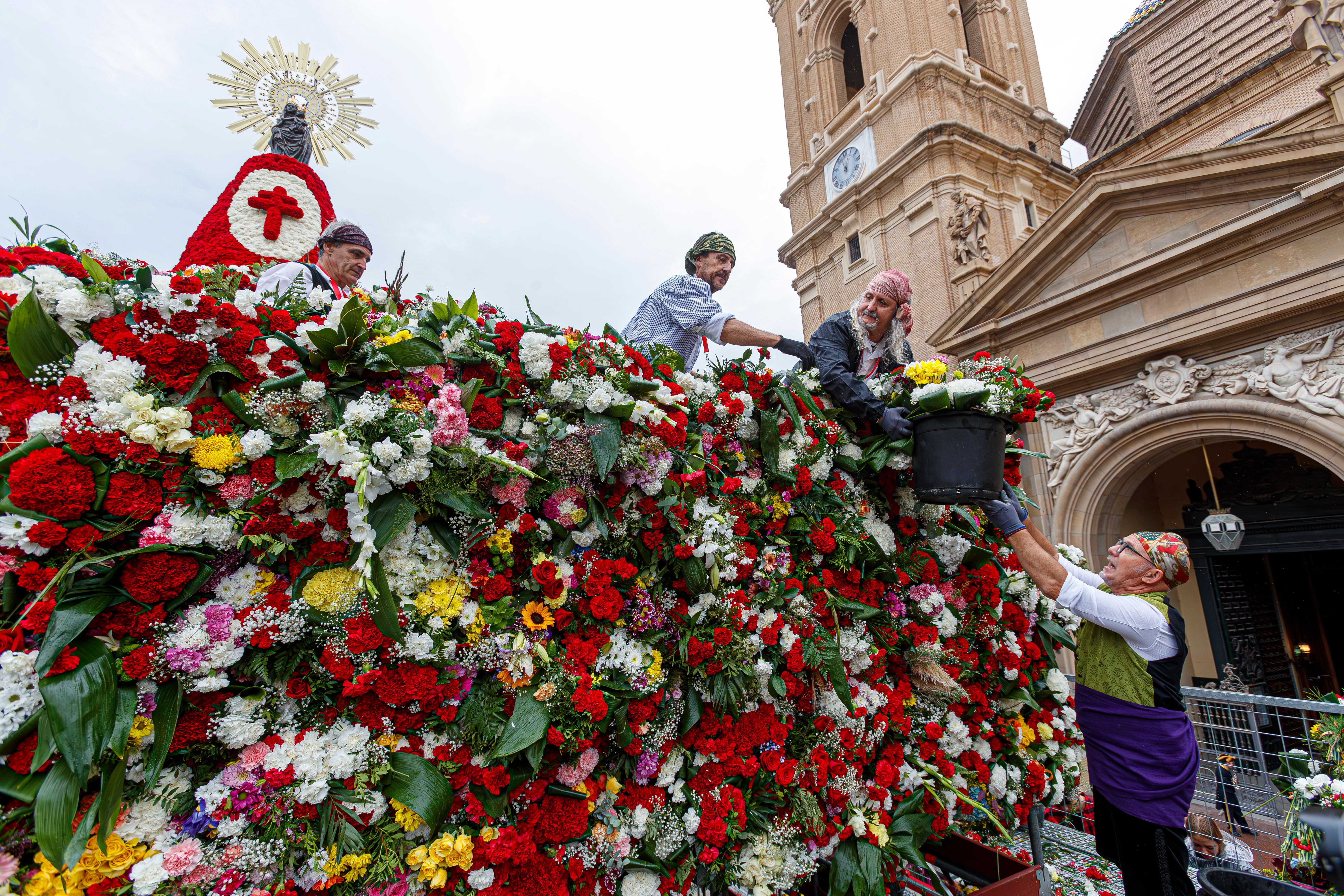 🌸 La Virgen del Pilar se cubre de flores en una jornada llena de fe y emoción