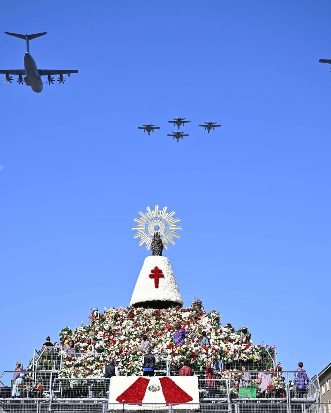 🌸 La Virgen del Pilar se cubre de flores en una jornada llena de fe y emoción