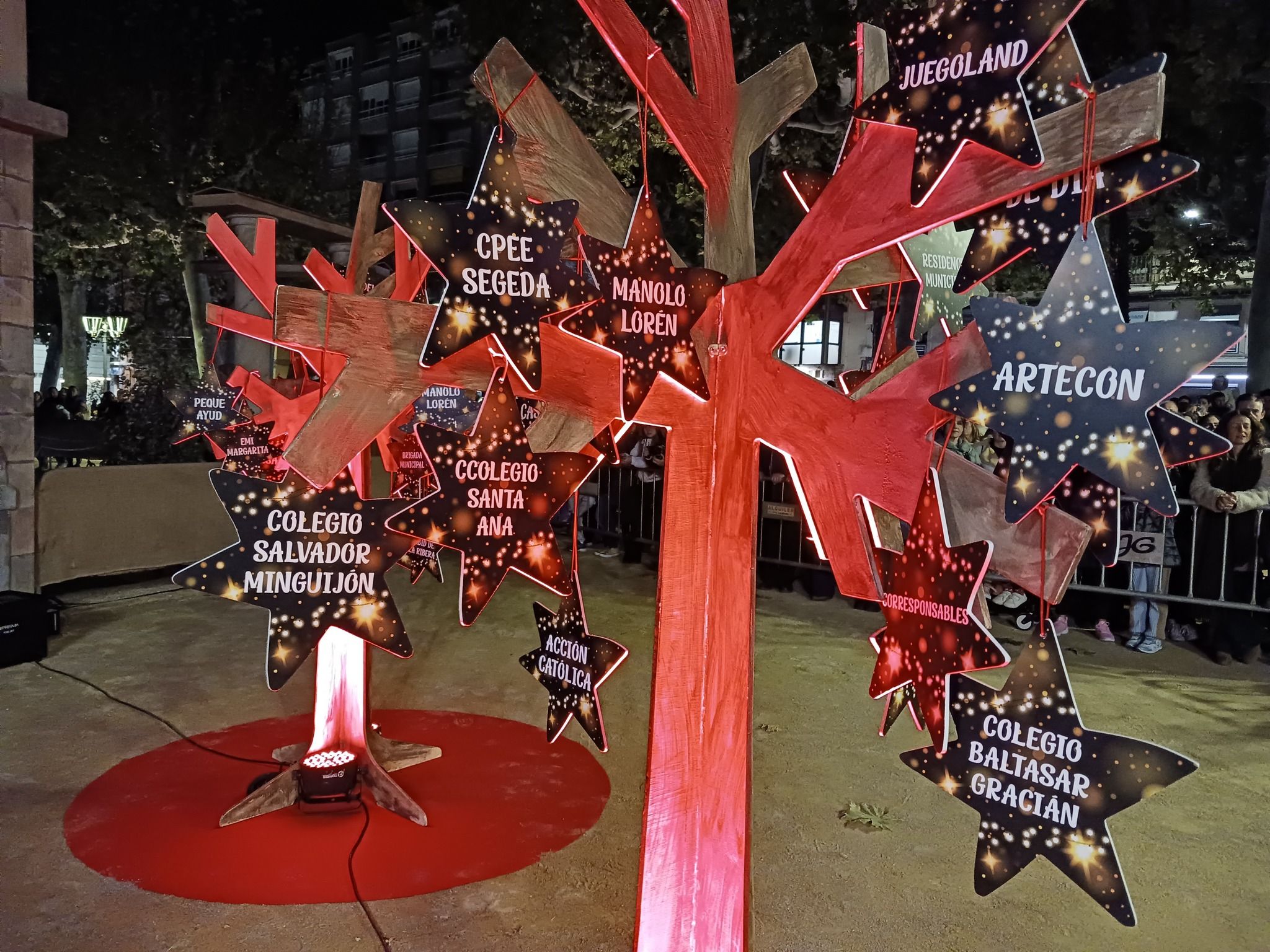 Calatayud enciende su Navidad con un gran mercado navideño y una iluminación que llena de vida la ciudad