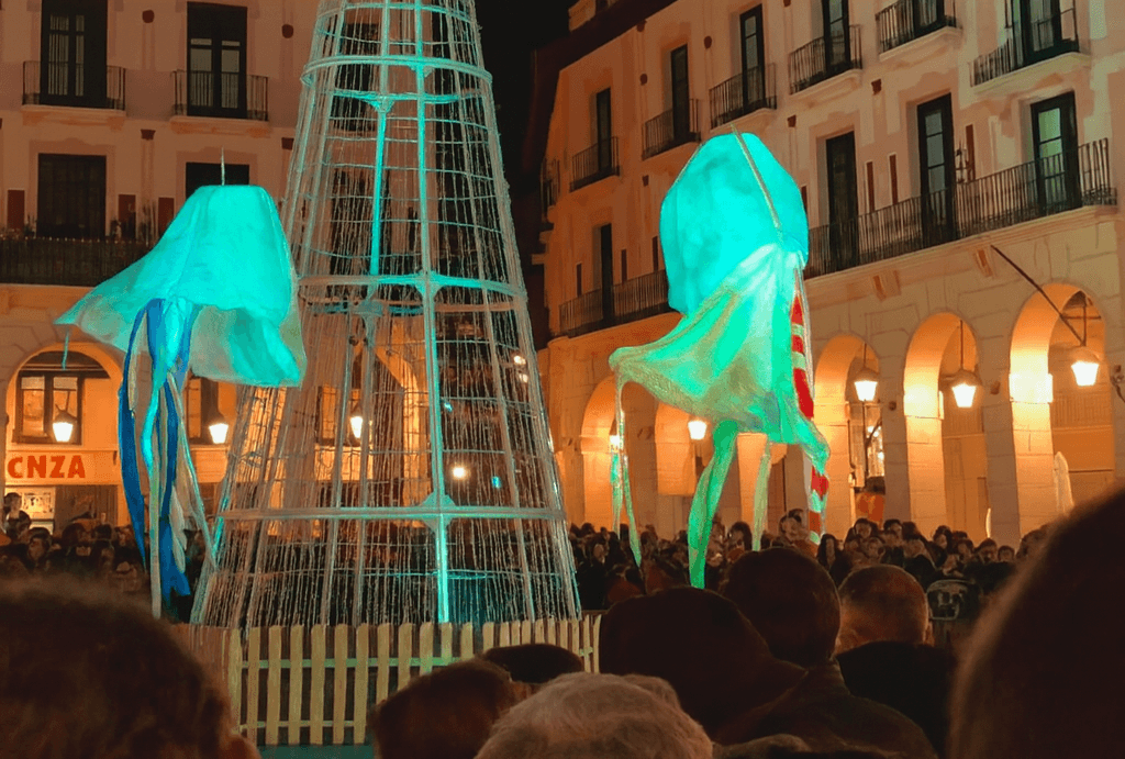 Huesca ya luce su magia de Navidad: la plaza López Allué se llena de luz, emoción y criaturas voladoras