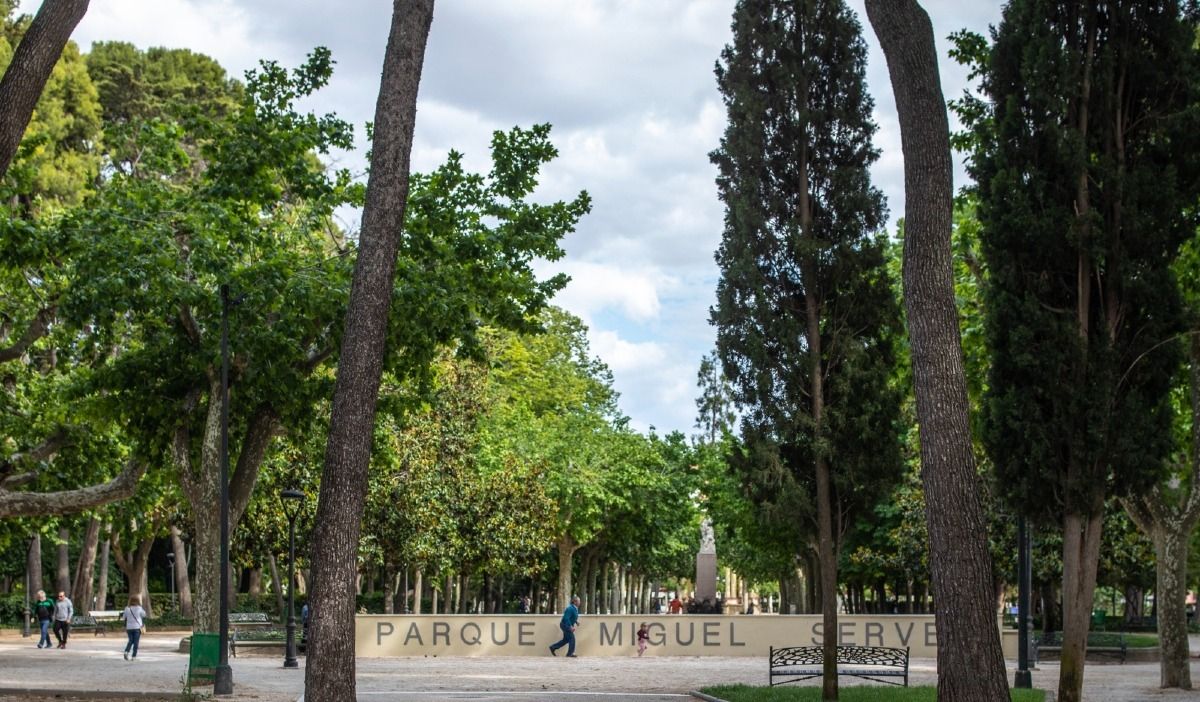Miguel Servet, entre árboles y pasos: el parque como memoria viva